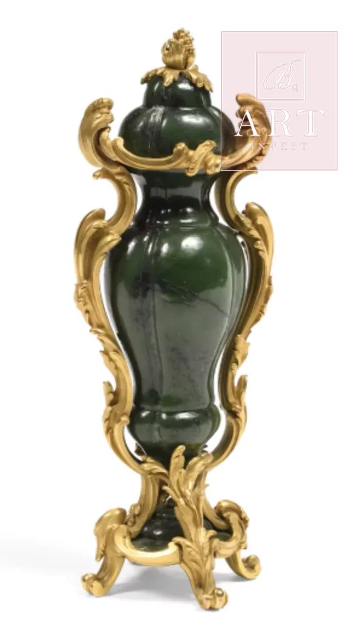 Élégant et fin vase en jade épinard quadrilobé monté en bronze. Chine 18/19e et France fin 19e. H: 27cm.