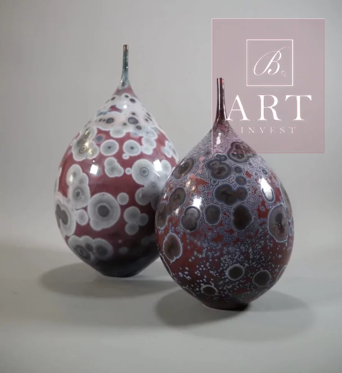 Deux vases en porcelaine, design contemporain espagnol, monogrammés pour José Maria Mariscal (né en 1976).