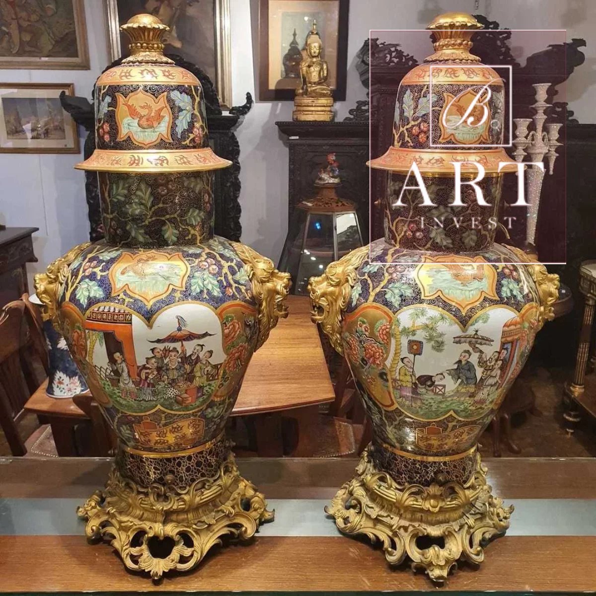 Paire de vases en porcelaine 19eme avec bronzes dorés