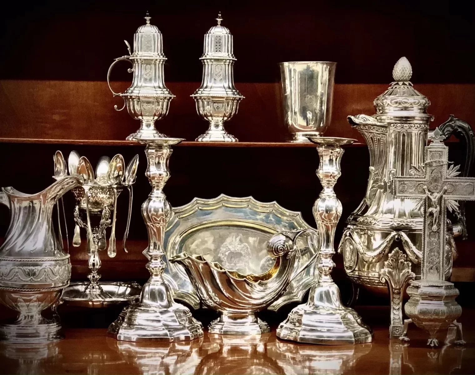 Ensemble d'orfèvrerie ancienne : flambeaux, aiguière, saucière et burettes en argent