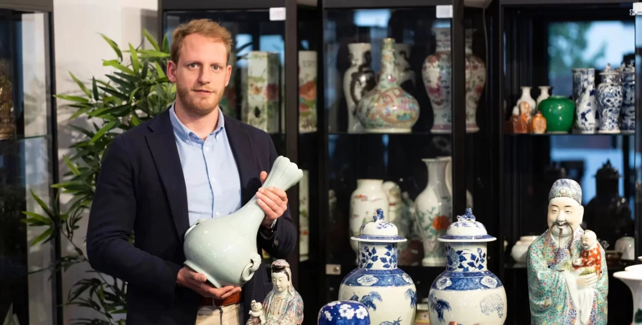 Notre expert en art asiatique dans notre showroom, entouré de porcelaines de Chine