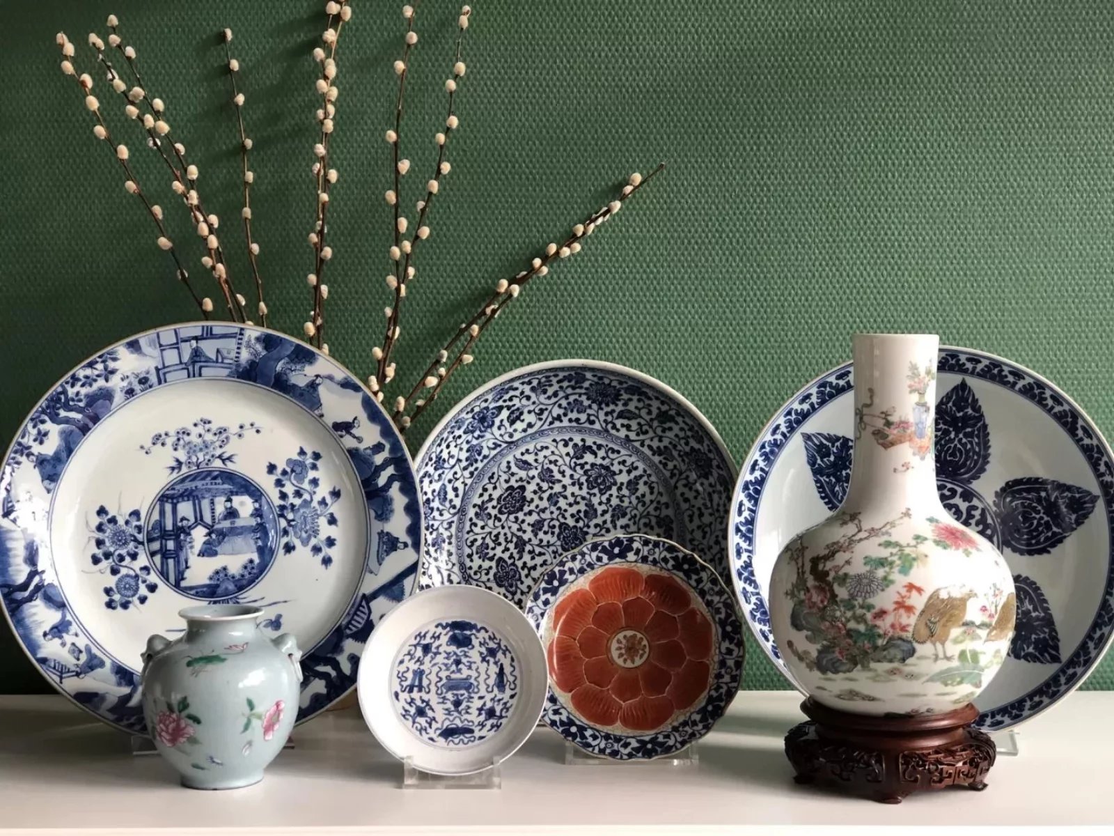 Assiettes et vase en porcelaine de Chine, différentes époques