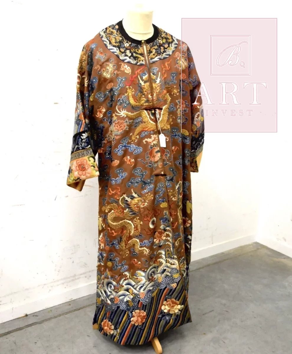Robe en soie de Kesi brune décorée de dragons, Chine 19eme siècle.