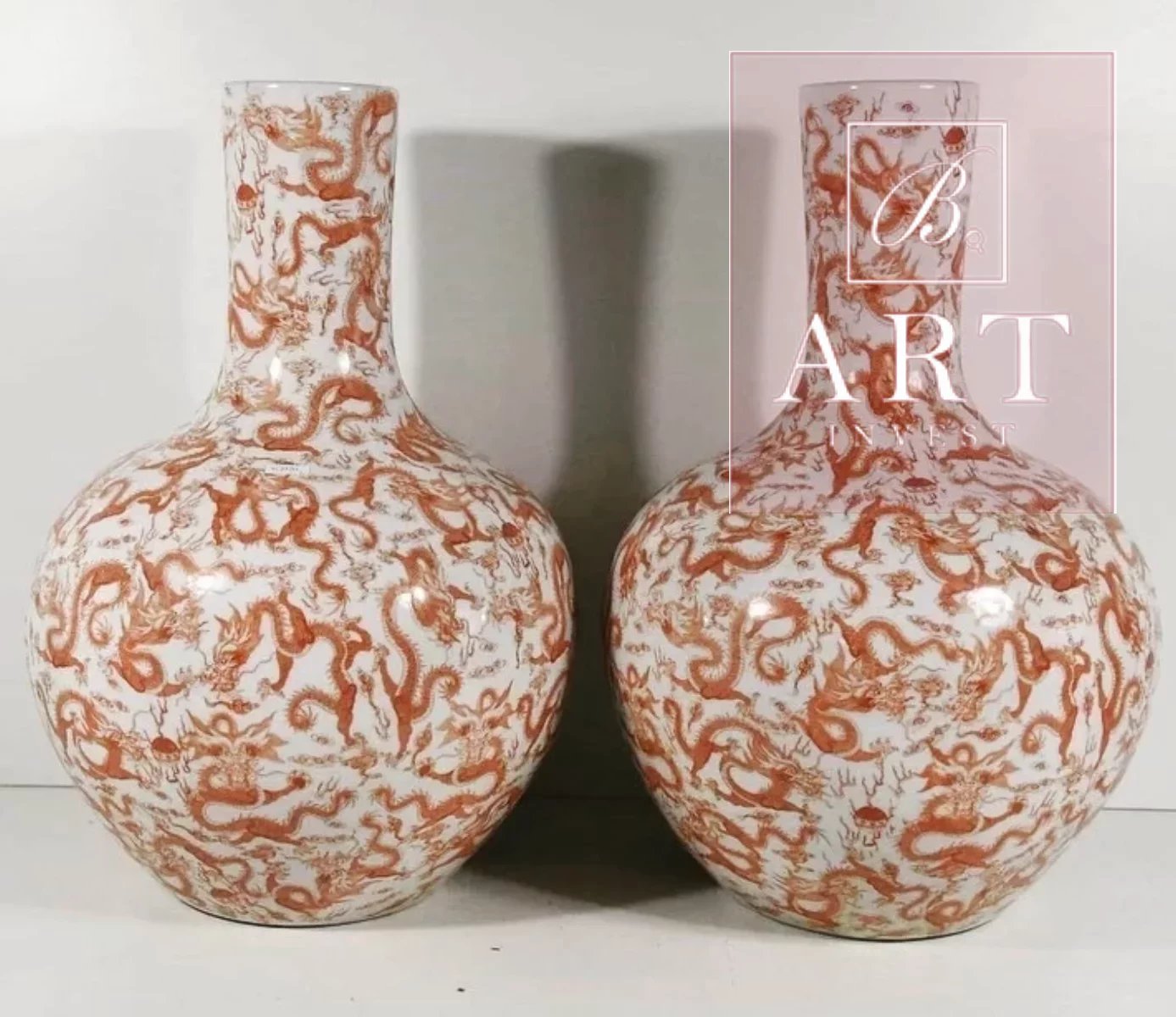 Vases Chinois:
Paire de grands vases en porcelaine de Chine, 20eme siècle. H: 52cm