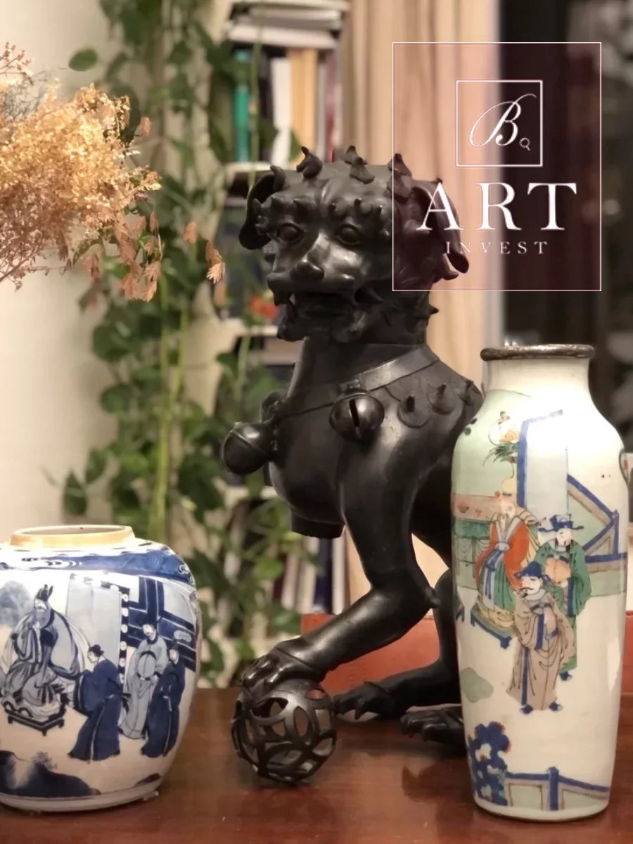 - Vase en porcelaine de chine époque Kangxi
- Vase en porcelaine de chine époque transition 
- Chien de fo en bronze époque Ming