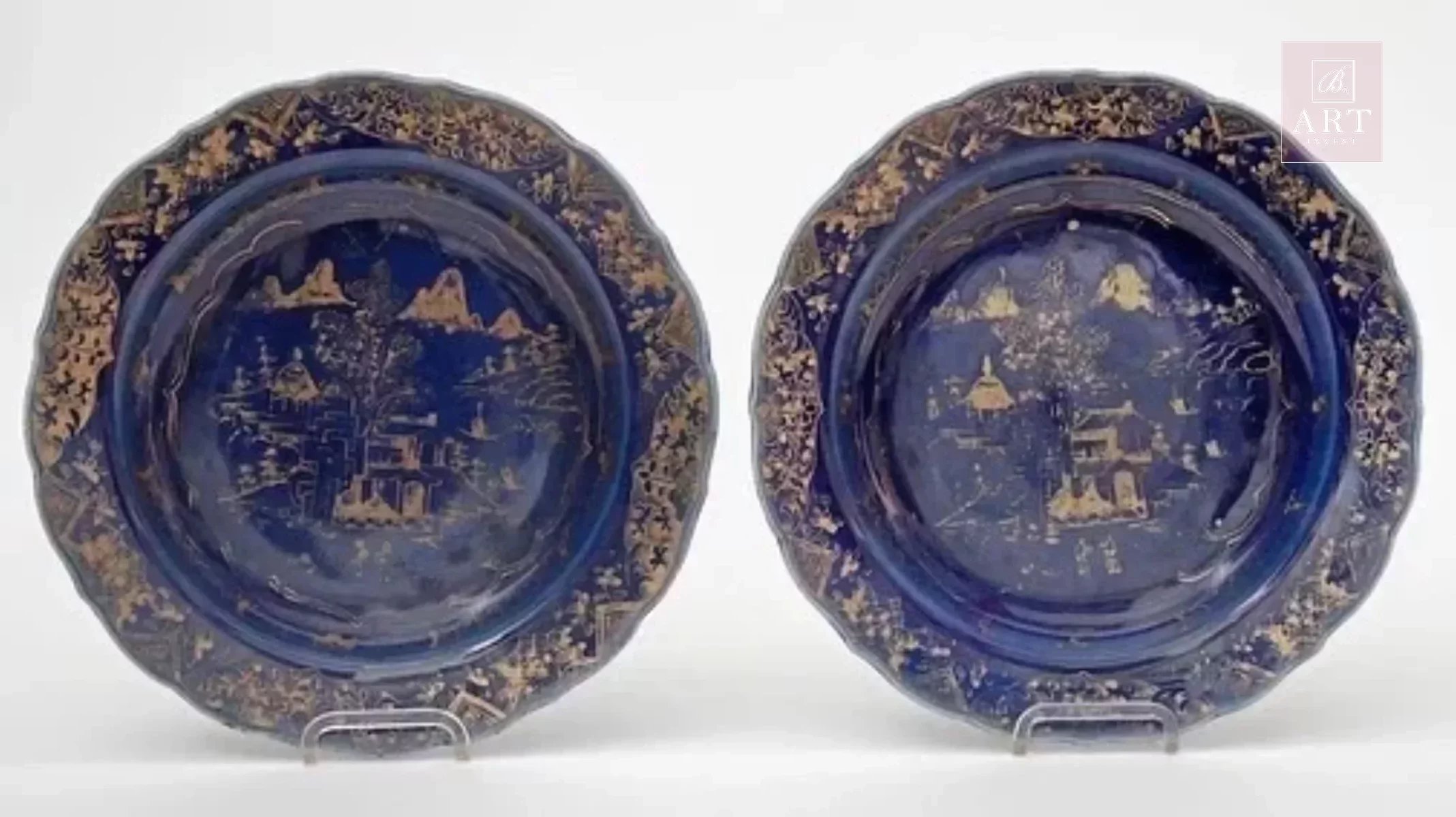 Paire de plats en porcelaine de chine bleu poudré, Epoque Qianlong.