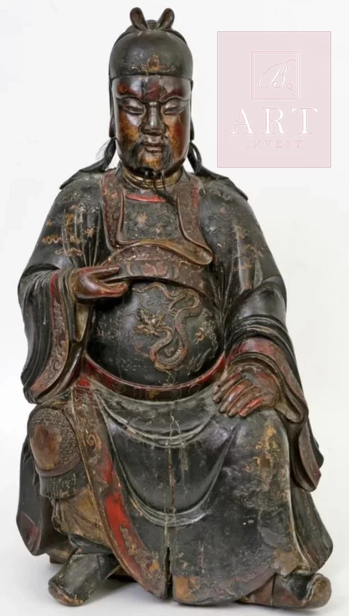 Une rare et grande statue de Guandi en bois sculpté et laqué, chine fin de l’époque Ming, 17ème. H: 56cm.