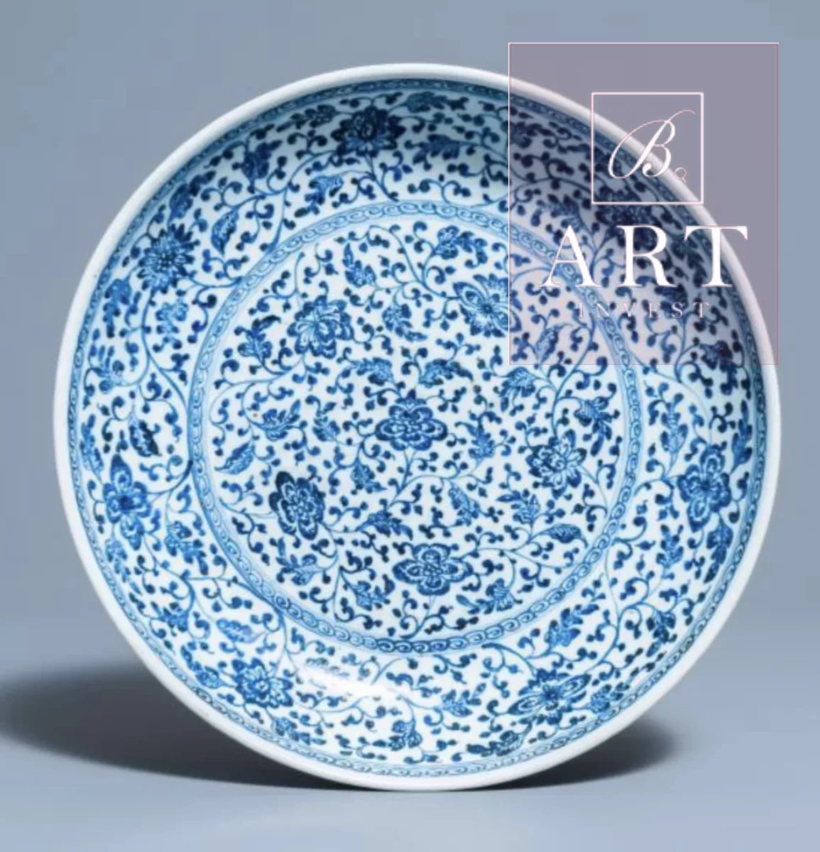 Plat en porcelaine de chine de style Ming à décor floral, époque Qianlong. 35cm.