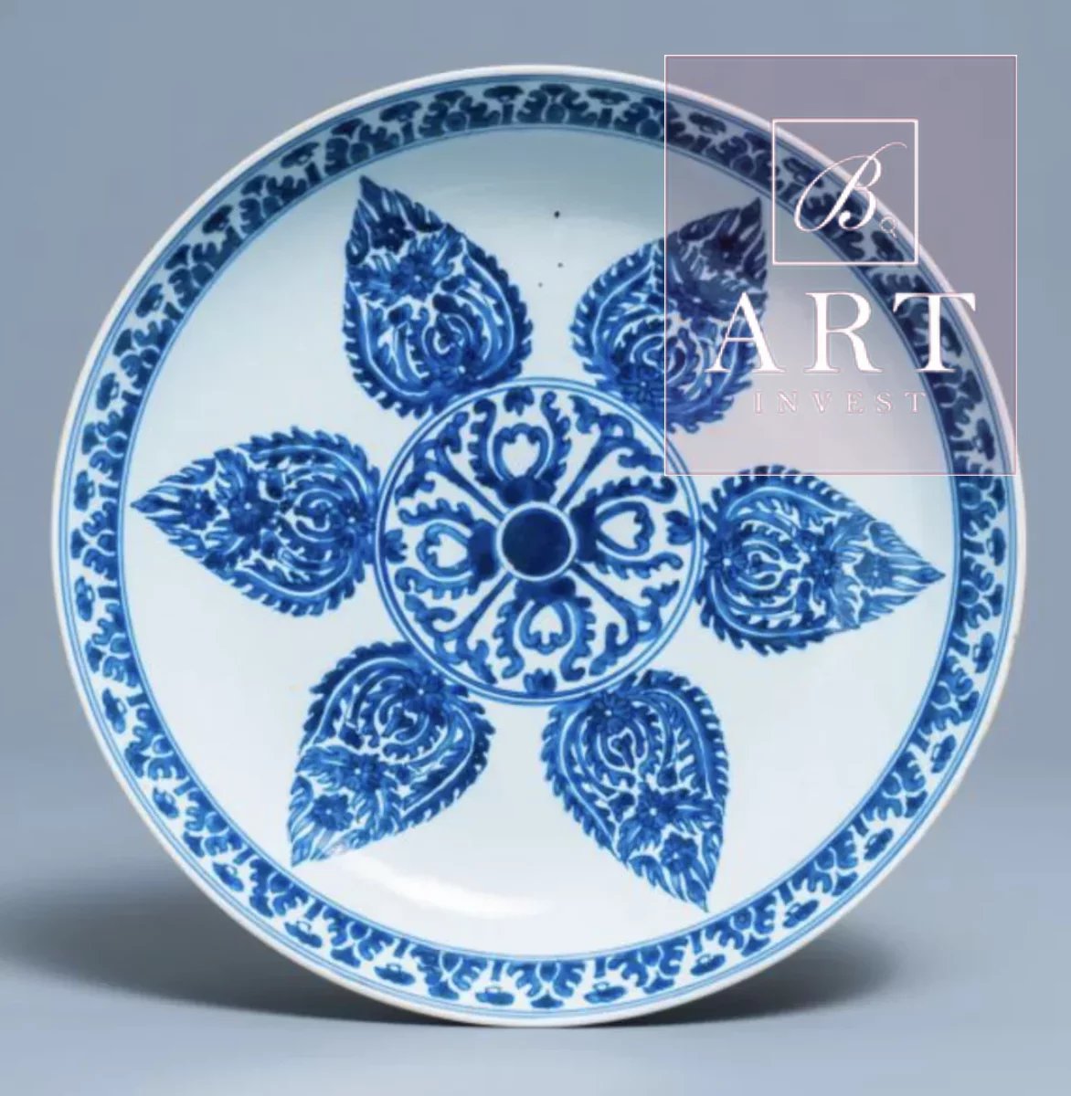Plat en porcelaine de chine bleu et blanc pour le marché islamique époque Kangxi. 36cm. Plat en porcelaine de chine bleu et blanc pour le marché islamique époque Kangxi. 36cm.