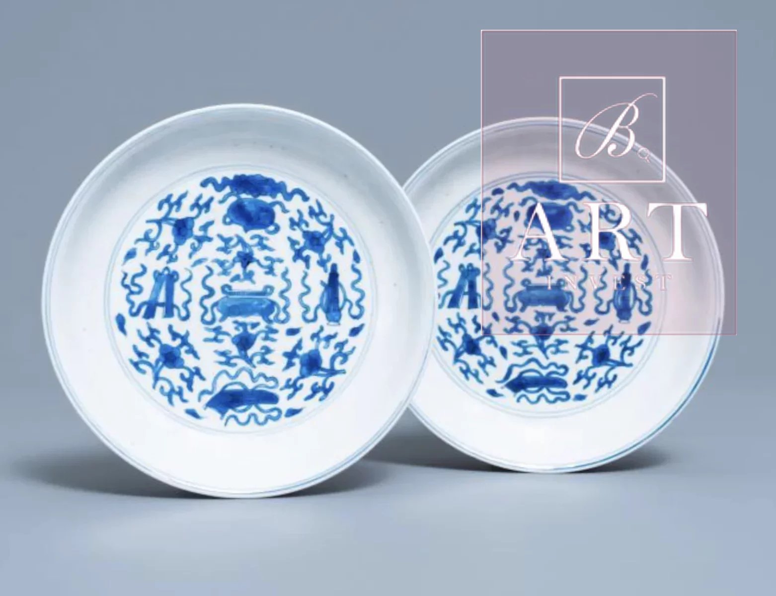 Une paire d’assiettes en porcelaine de chine bleu blanc, marque et époque de Kangxi. 16cm.
