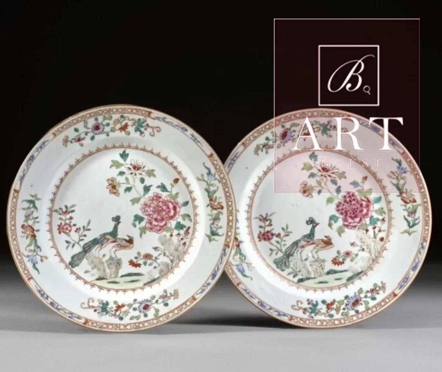 Paire d’assiettes en porcelaine de chine famille rose 18ème.