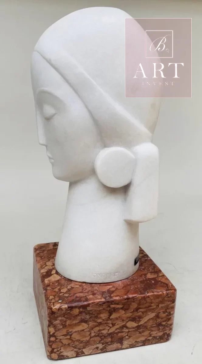 Rare sculpture en marbre blanc de carrare  représentant une tête de femme signée Onofrei Mihail. H: 50cm.