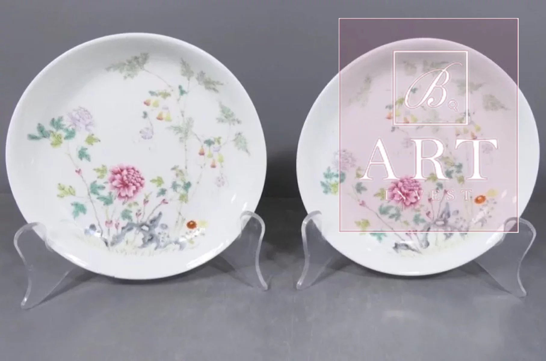 Paire de plats en porcelaine polychrome de chine, marque et époque Guangxu. Diam: 18cm.