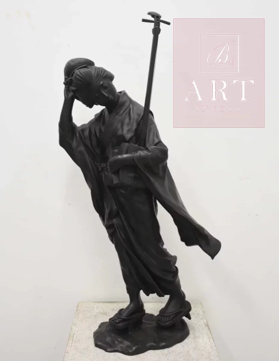 Une grande sculpture japonaise en bronze, époque Meiji. H: 92cm.