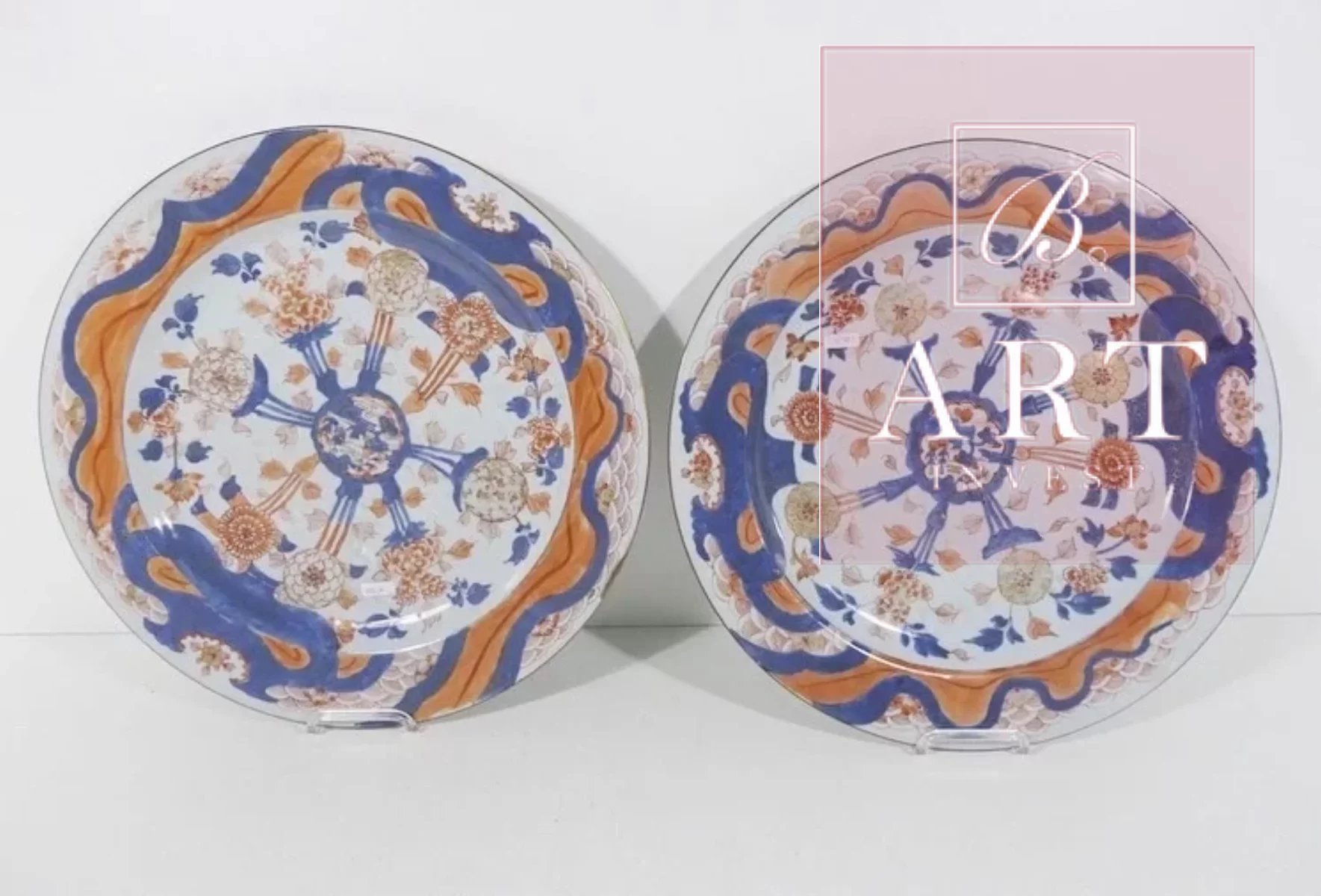 Paire de grands plats en porcelaine de chine à décor Imari, époque Kangxi. 43cm.