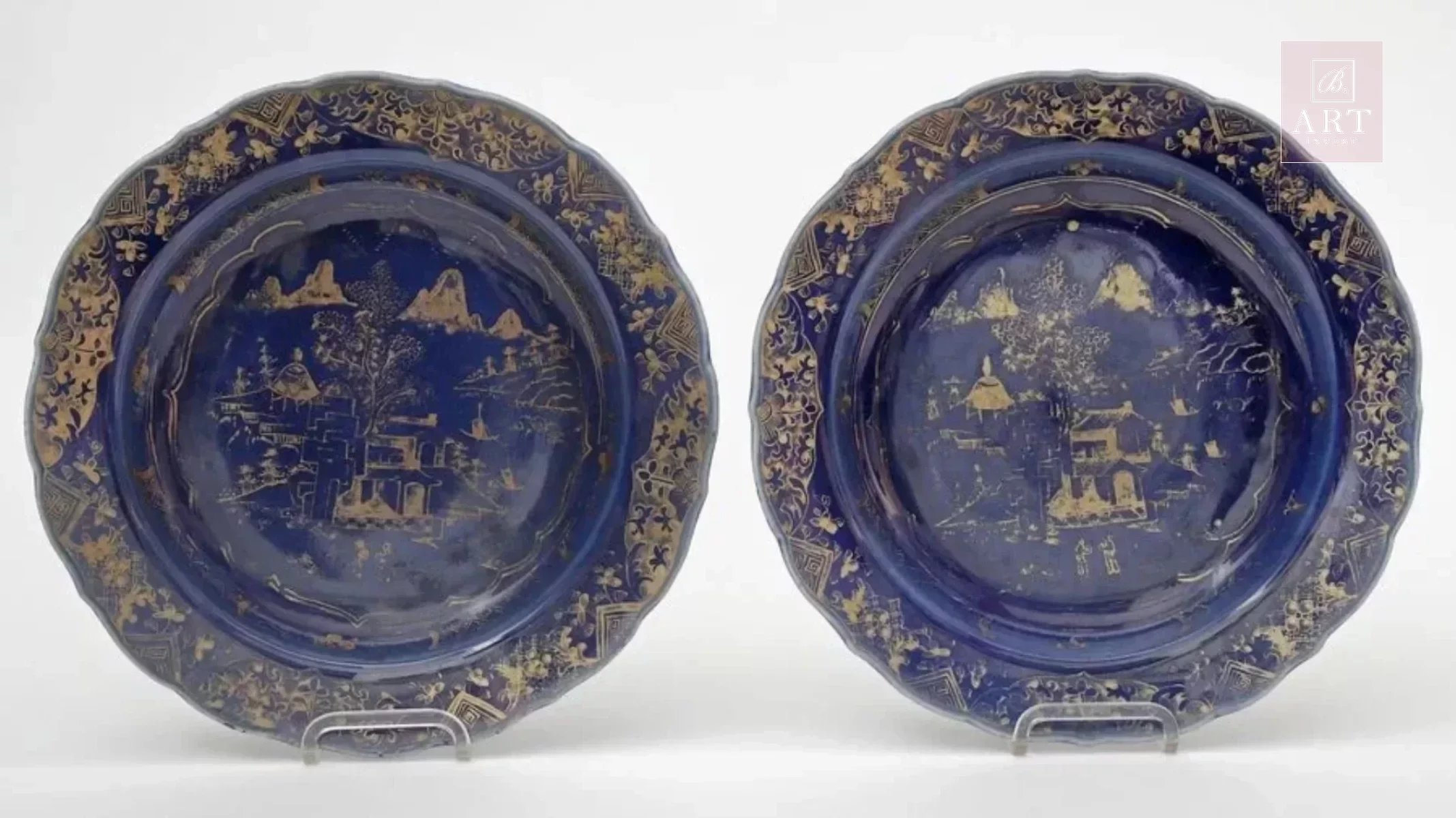 Paire de plats bleu poudré en porcelaine de chine 18ème.