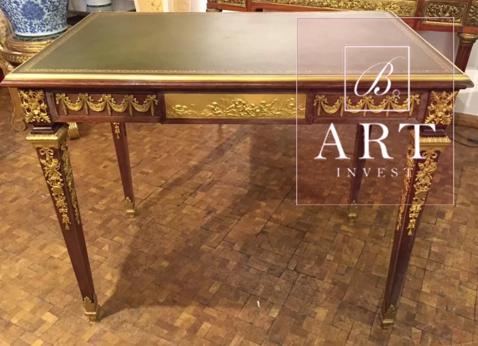 Table-bureau d'après un modèle de Riesener, attribuée à François Linke, époque Napoléon III. Table-bureau d'après un modèle de Riesener, attribuée à François Linke, époque Napoléon III.