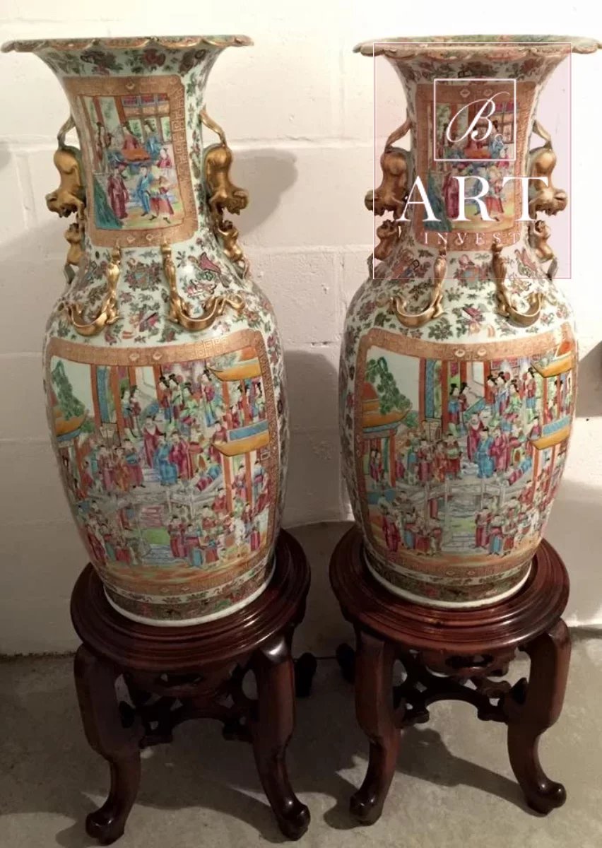 Paire d'importants vases en porcelaine de Canton XIXéme.