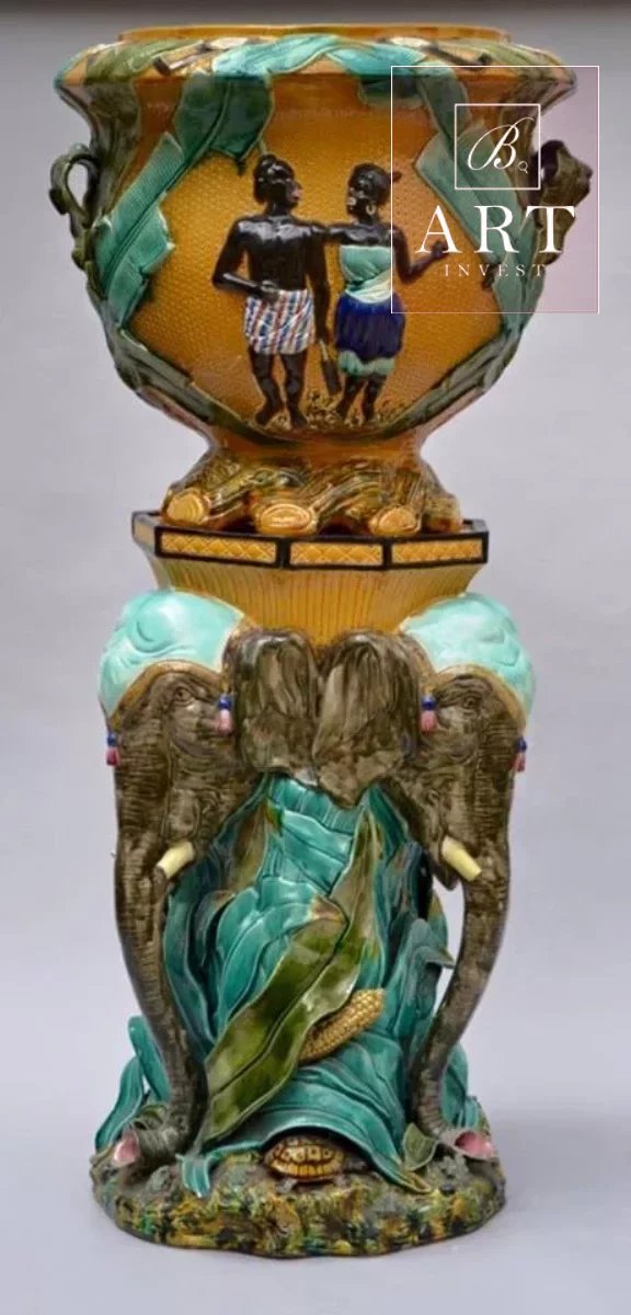 Jardinière en faïence française à décor africaniste, époque Napoléon III. Jardinière en faïence française à décor africaniste, époque Napoléon III.