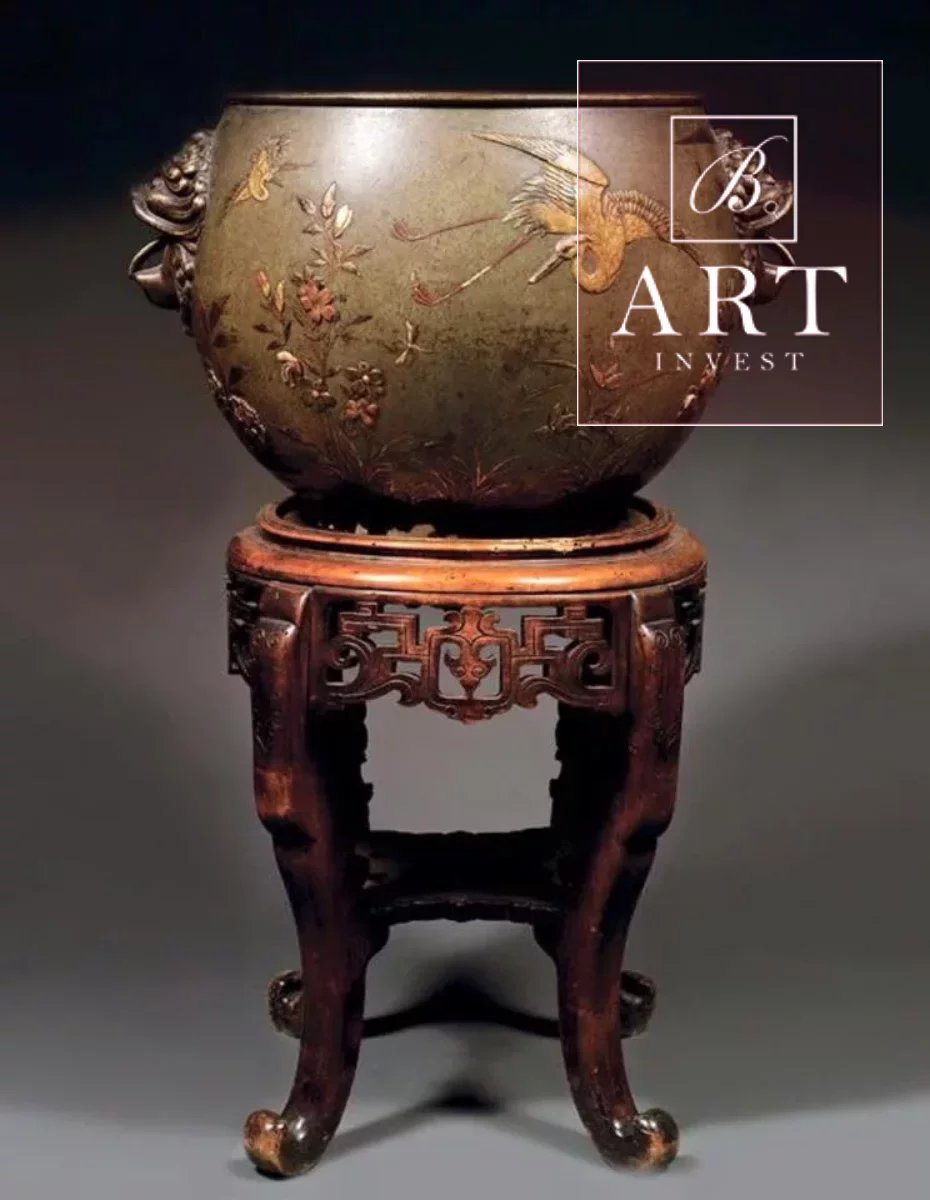 Jardinière en terre-cuite française à décor japonisant, époque Napoléon III. Jardinière en terre-cuite française à décor japonisant, époque Napoléon III.