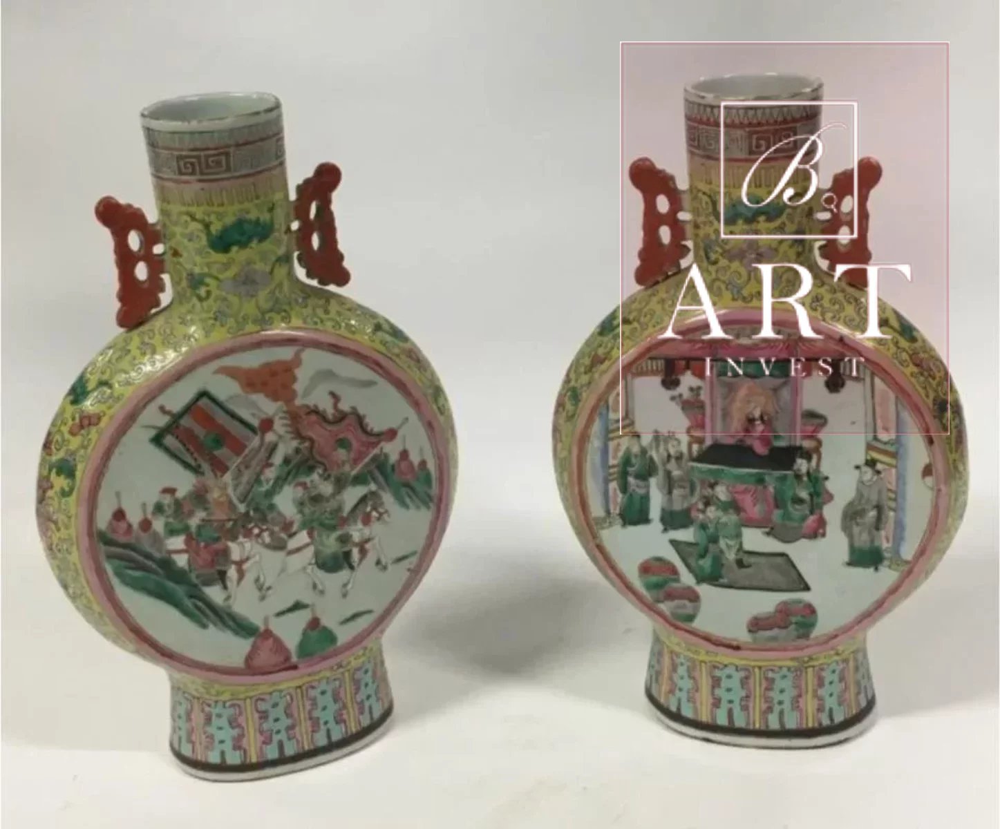 Paire de vases gourde en porcelaine de chine XIXème.