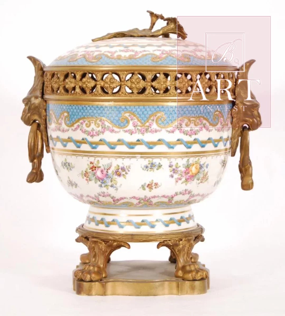 Pot couvert en porcelaine de Sèvres et bronzes dorés, d'époque Napoléon III.