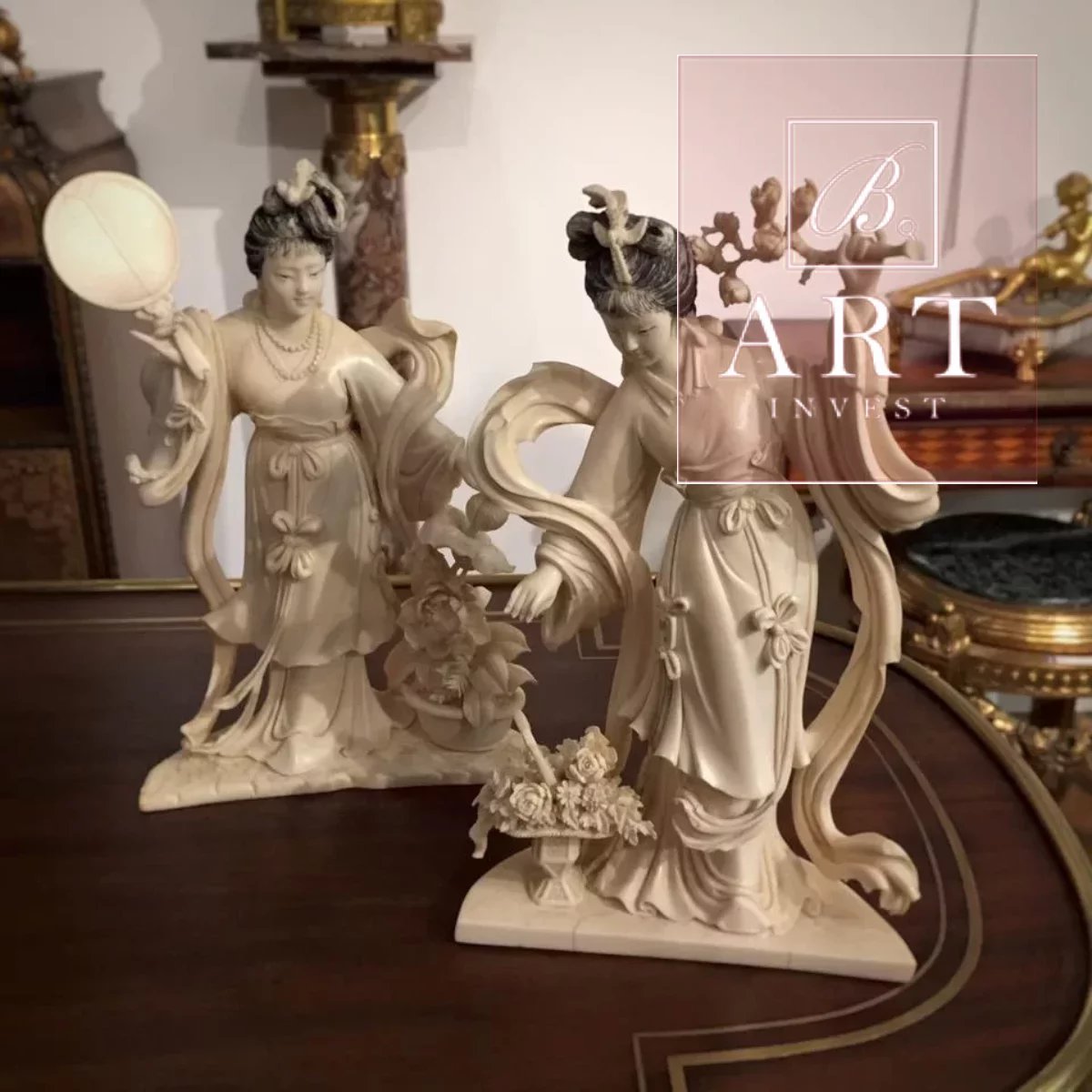 Paire d'ivoires sculptés chinois vers 1900.