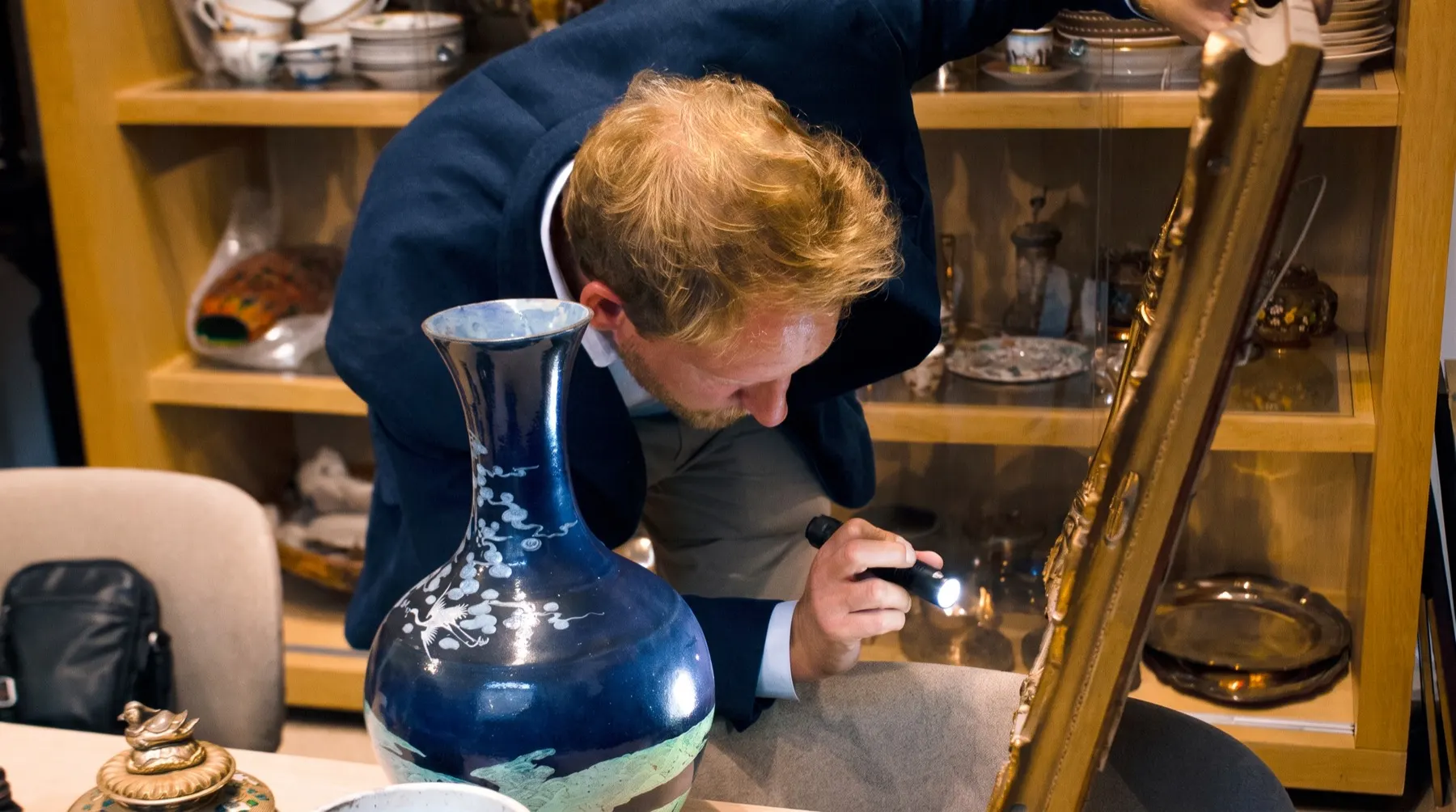 Expertise minutieuse d'une pièce de porcelaine ancienne