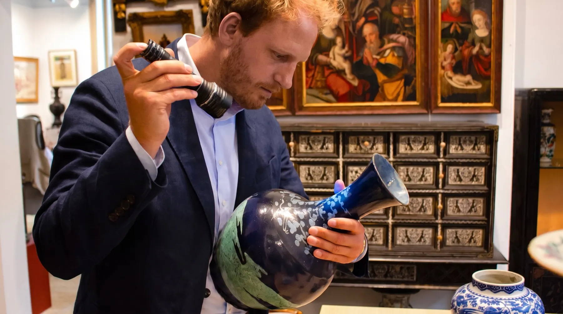 Expertise d'un vase ancien par nos spécialistes