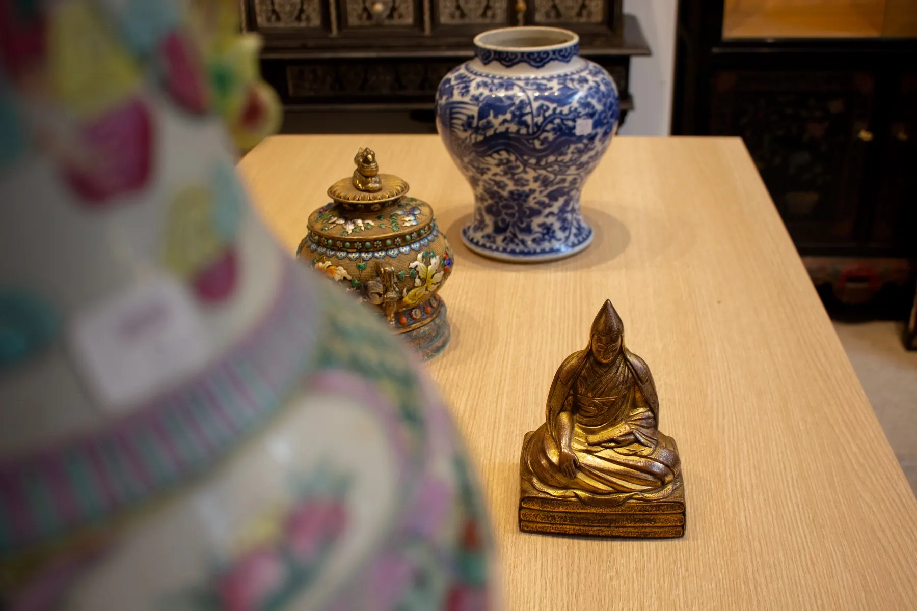 Objets d'art asiatique et bouddha en bronze doré